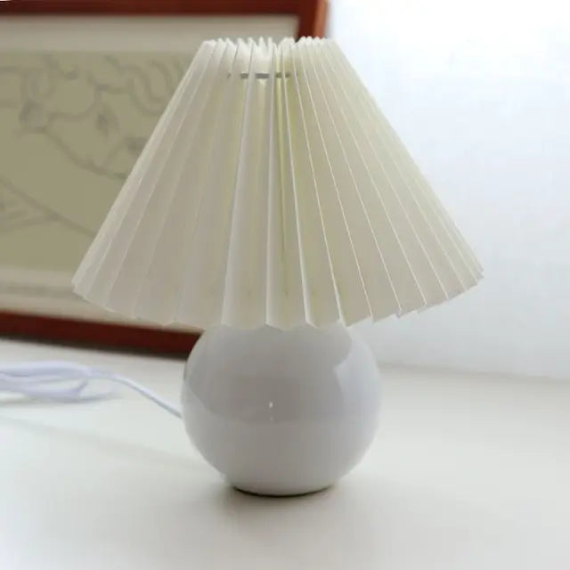 Elegancka Lampa Stołowa Szklana Vintage z Plisowanym Abażurem do Salonu i Sypialni – Ciepłe Światło i Klasyczny Design 9